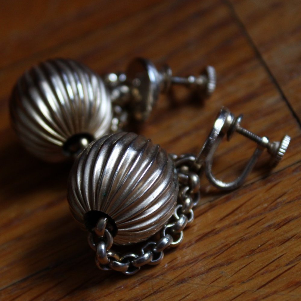 Vintage Sperry Ball Dangle Screw-On Earrings - Picture 2 of 5
